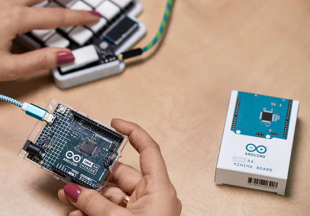 Микроконтроллер Arduino Uno R4 Minima: Описание, характеристики и часто задаваемые вопросы