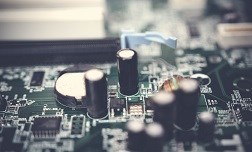 Какова характеристика смещения постоянного тока конденсатора?